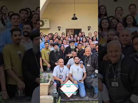 قداسة البابا تواضروس الثاني يسير بين ابناءه الذين يحبونه ويتضرعوا إلى الله من أجله