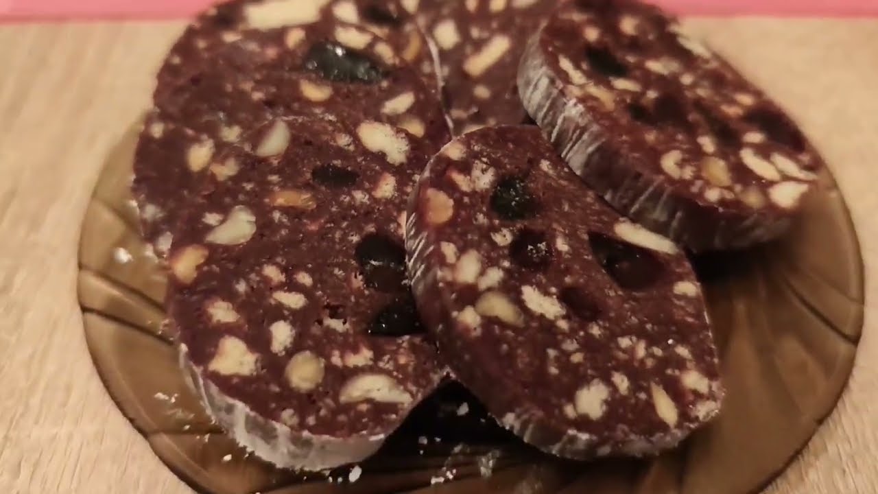 Chocolate salami sausage. Šokolādes salami desa. Шоколадная колбаса салями.