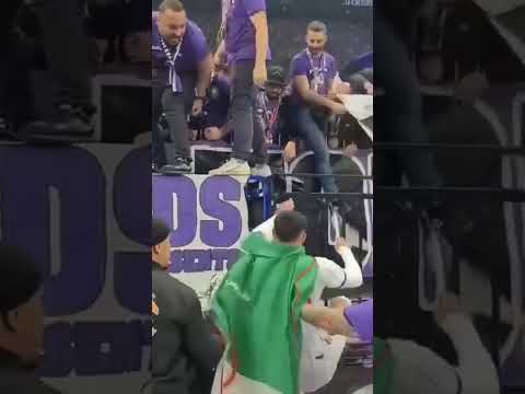 فارس شايبي يفاجئ الجميع في ستاد دو فرانس ويعتلي منصة التتويج مرتديا العلم الجزائري TeamDZ 