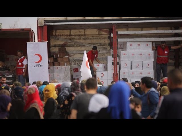 مساعدات تركية لأهالي تل أبيض شمال سوريا بعد طرد المسلحين الأكراد منها