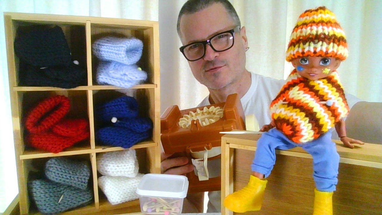 Grown Man Knits Hats & Scarfs for His Dollies: Mattel The Knitting Machine Ever After Monster High