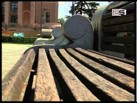 დაზიანებული სკამები და დაბინძურებული შადრევანი დრამატული თეატრის წინ