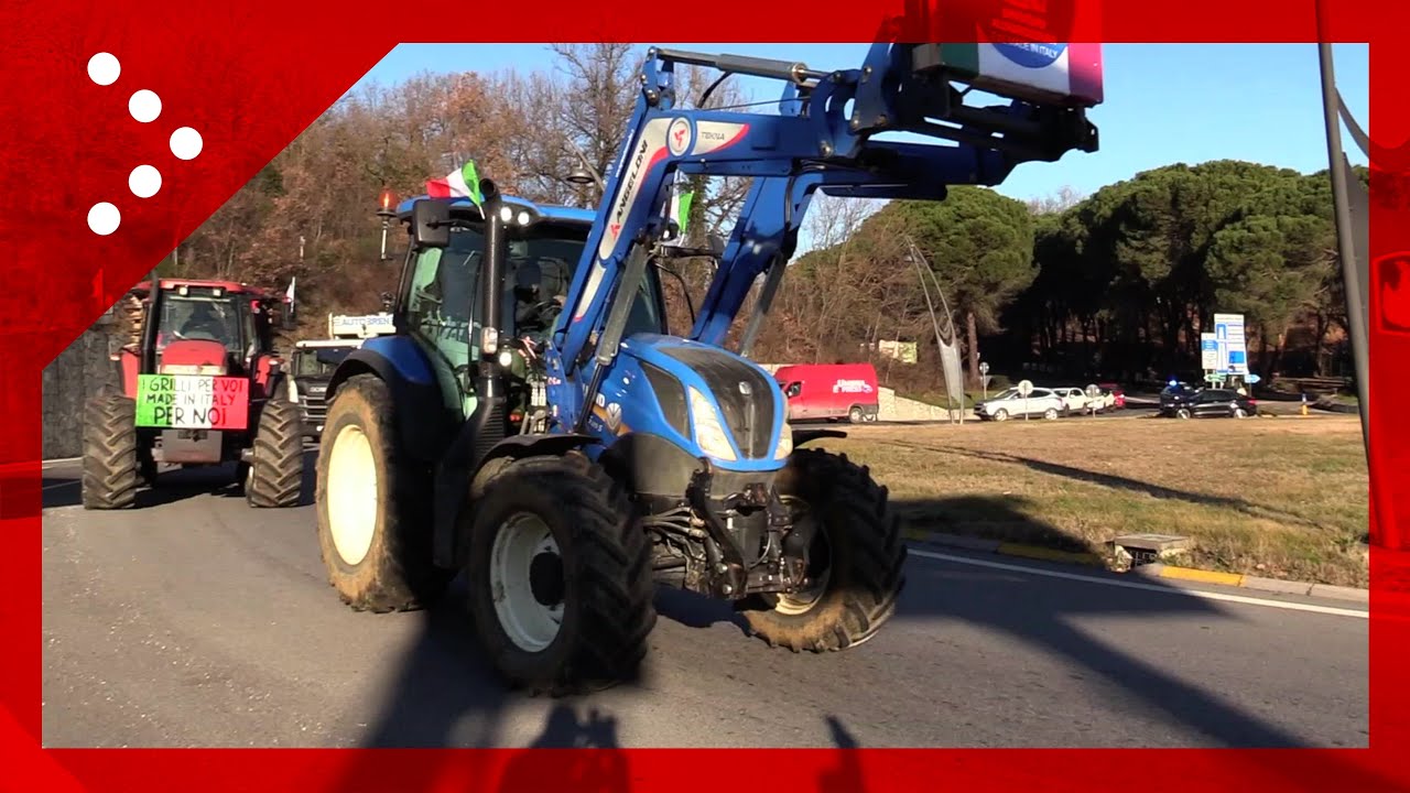 Protesta dei trattori in Toscana, mezzi confluiscono al casello di Valdichiana per il presidio