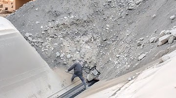 Barge unloading 3000 tons of ore - Video from the start - relaxing flow