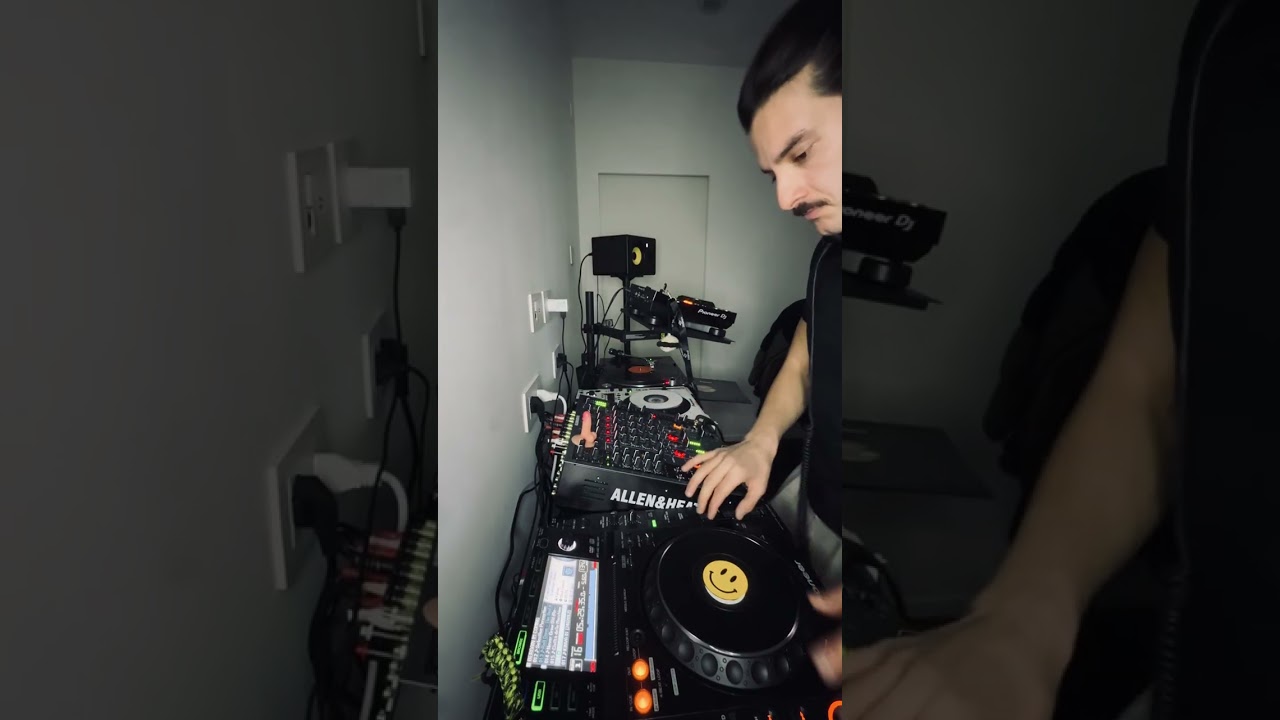 10 min of groove - 3 Decks and 1 Vinyl 