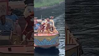 🔵DISNEYS ANIMAL KINGDOM Scrooge Mcduck and his Captain LAUNCHPAD McQuack boating on DISCOVERY RIVER