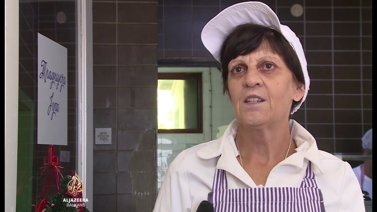 نساء من مدينة فرانيي يقمن بإعداد وجبات الطعام لأكثر من 100 مهاجر
