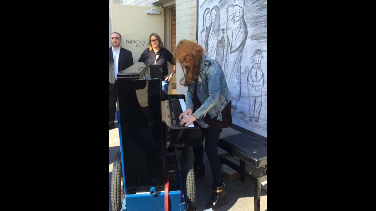 Tori Amos in Adelaide playing Street Buskers Piano