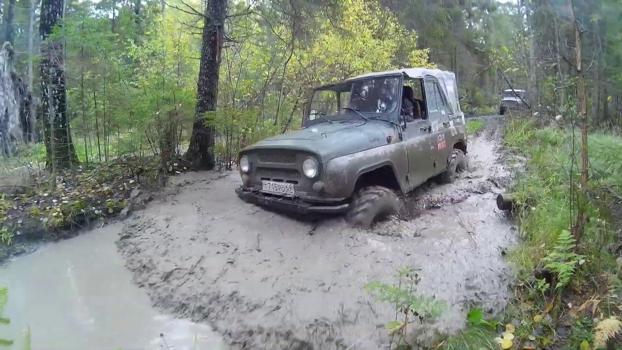 Три уаза и нива по бездорожью. - YouTube