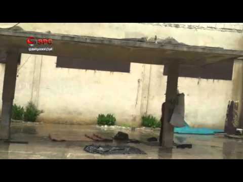 مخاطرة من قبل المعتقلين في سجن حماة لجمع المياه ومحاولة قوات النظام المتواجدة على السطح منعهم