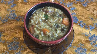 Кичри из гороха мунгдал, риса и овощей - индийская кухня. Кичри из гороха мунгдал, риса и овощей - индийская кухня.