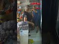 Nefes borusuna şeker kaçan bakkalı, polis Heimlich manevrasıyla kurtardı