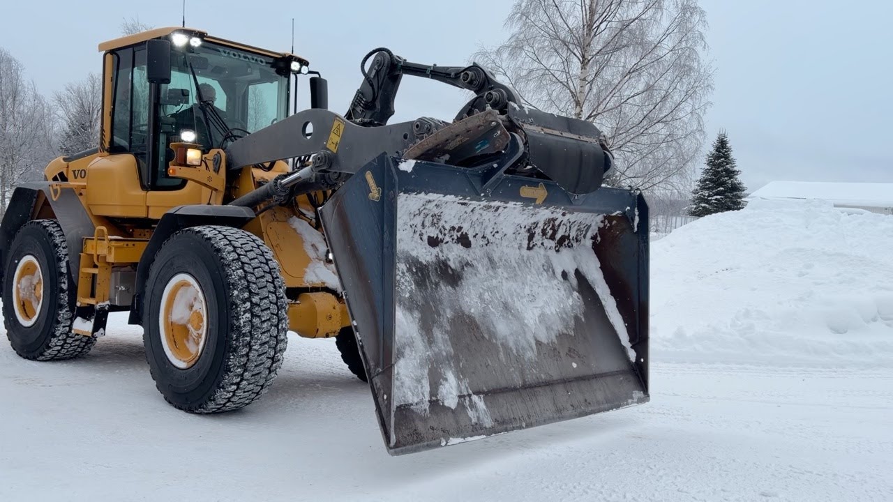 Köp Hjullastare Volvo L60F med Skevfäste och planeringsskopa på Klaravik