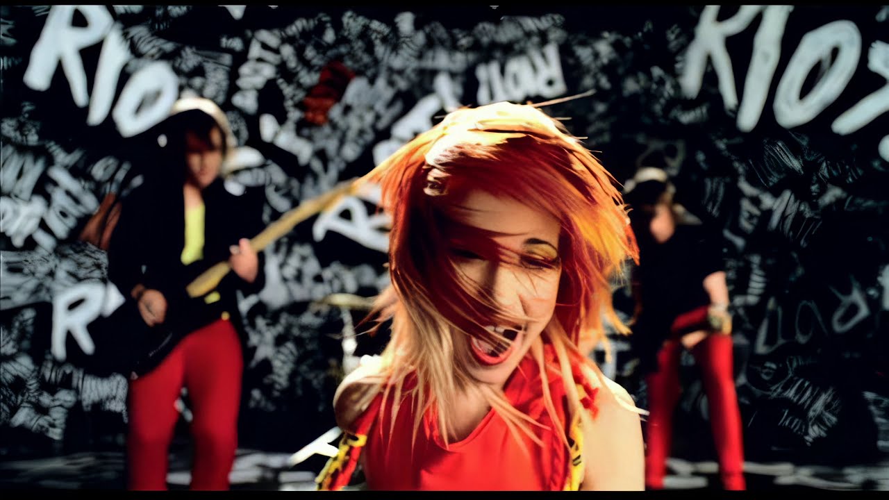 Paramore: Misery Business [OFFICIAL VIDEO] 