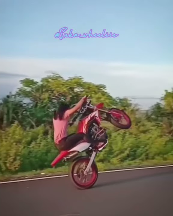 Story' wa cewek naik crf gokil😂🤣