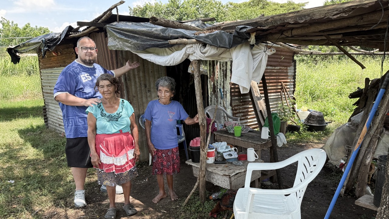 Almuerzan con TOMATES, así viven los pobres en El Salvador 