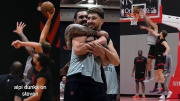 Steven Adams puts Alperen Sengun in headlock for poster and cooking him at practice 😂