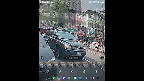 母子過馬路被撞飛受傷 媽媽起身做這件事…讓網友鼻酸 - 天天要聞