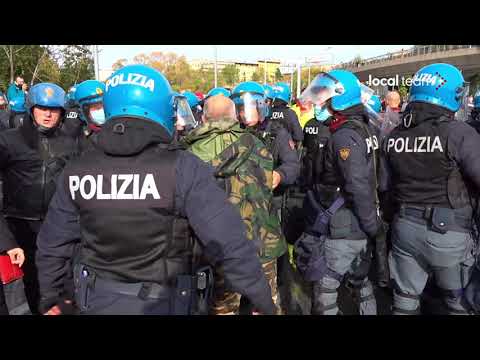 Scontri Trieste, manifestante si sente male: poi l'abbraccio con gli agenti