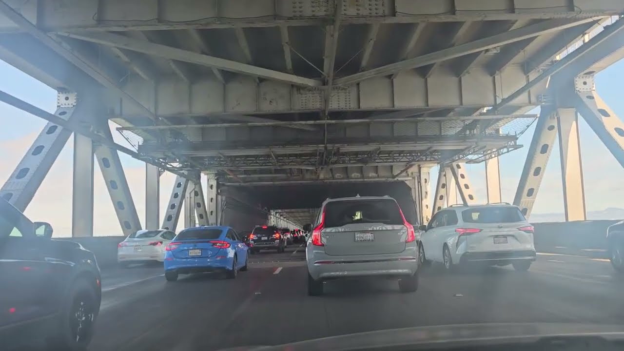 Sirculando por el puente BAY BRIGDE. que conecta san Francisco con Oakland California. 