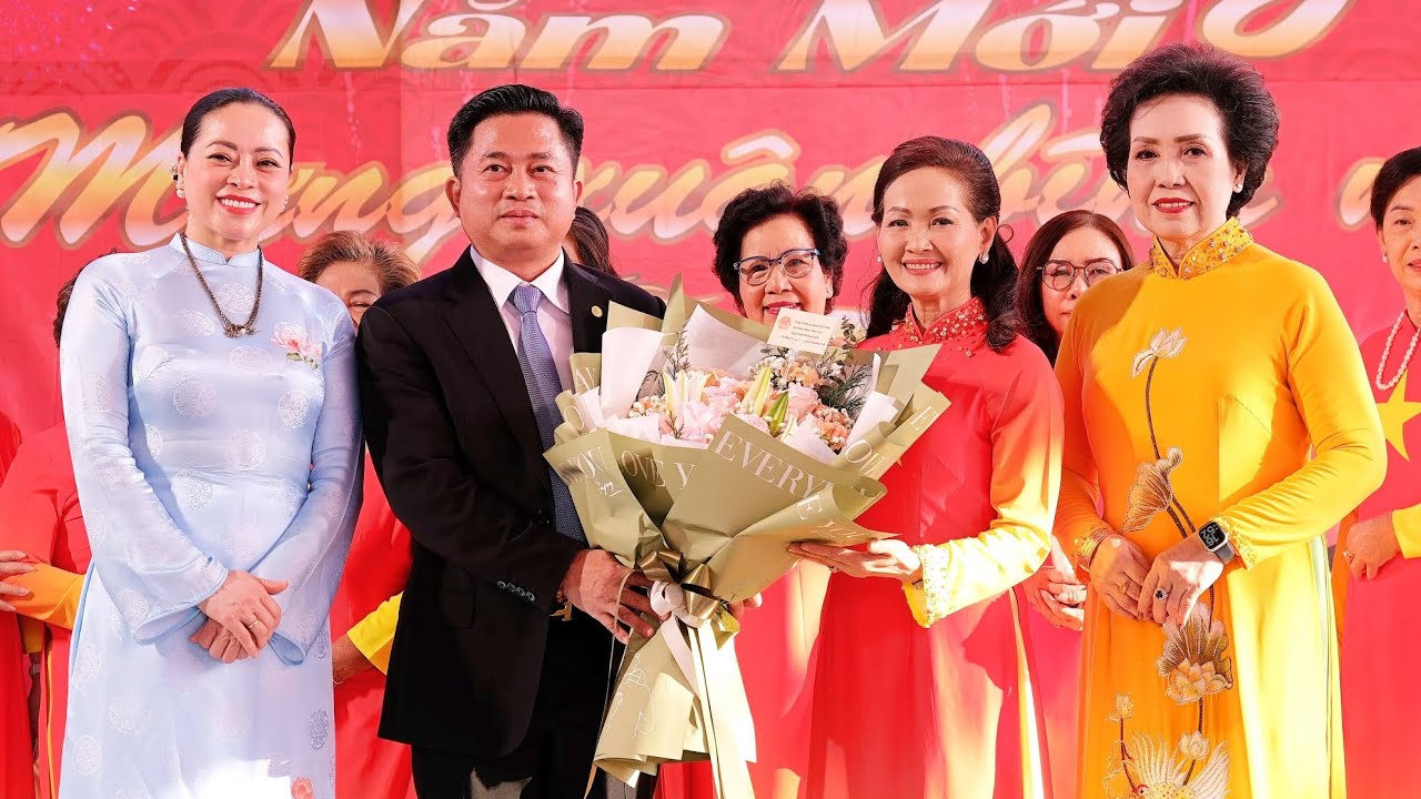 ท่านกงสุลใหญ่สาธารณรัฐสังคมนิยมเวียดนามมอบดอกไม้แสดงความยินดีในวันสตรีสากลที่จังหวัดหนองคาย.