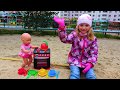 Полина играет с детской посудкой и куклой Беби Бон видео для малышей