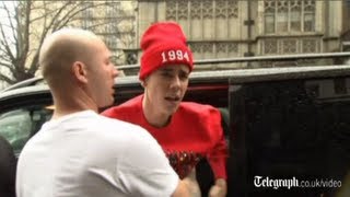 Justin Bieber lashes out at cameraman Resimi