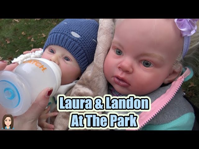 התינוקות שנולדו מחדש לורה ולנדון הולכים לפארק! Reborn Skit | קלי מייפל class=