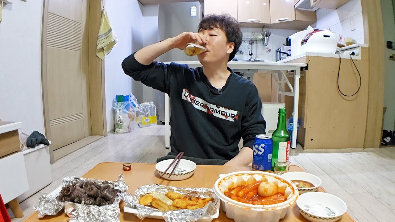 40대 중소기업 직장인의 퇴근 후 하루. 밤 12시 야식 떡튀순에 술 한 잔으로 일주일 마무리.