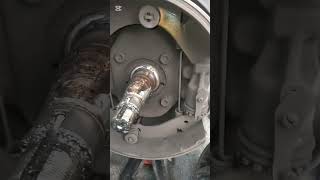 2000 isuzu Npr trubo Front drum brake service tips and tricks 