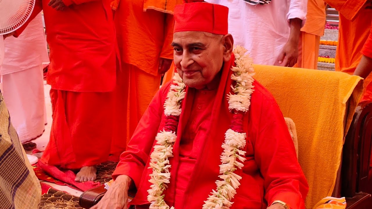 বৃন্দাবন পুরাতন আশ্রমে নবকলেবরে ঠাকুর মা স্বামীজীর ফটো স্থাপন করেন পূজনীয় প্রেসিডেন্ট মহারাজ 