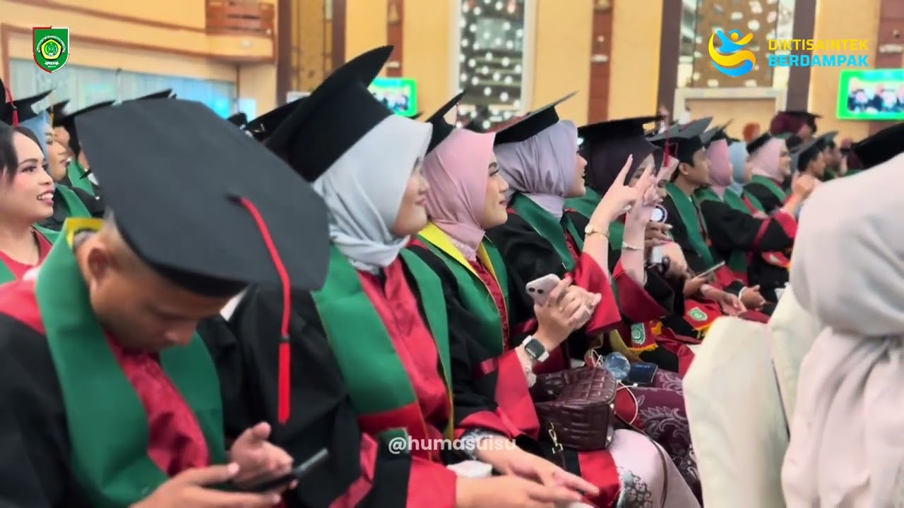 Momen wisuda periode II T.A 2024/2025 Universitas Islam Sumatera Utara.