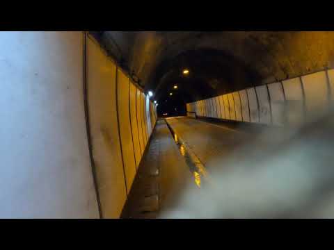 【閲覧注意】心霊スポット　神奈川県の小坪トンネル内に不気味な影とこれが顔？