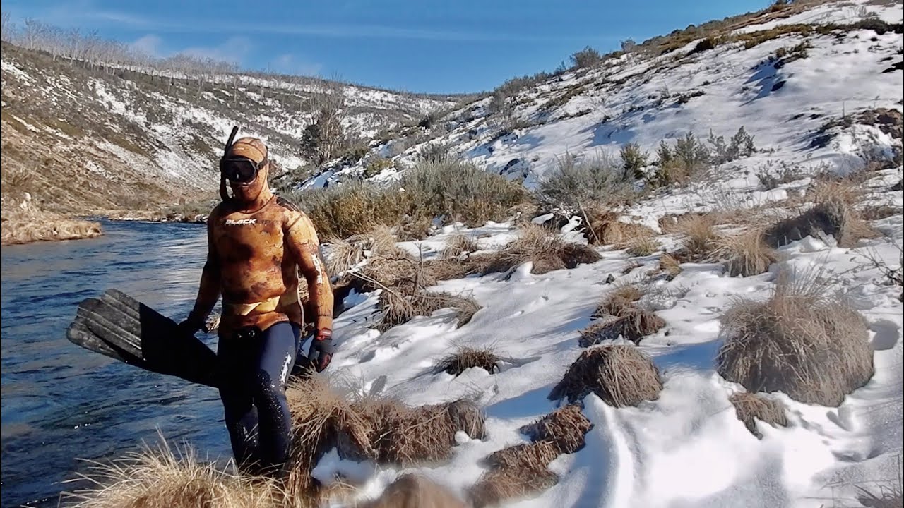 SOLO SNOW CAMPING And Diving In A Freezing Creek..