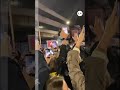 Tras su ultimo show en Argentina: Rosalía saludó a sus fans desde una camioneta