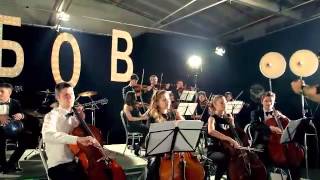 Avi Benedi Backstage with the musicians singing Za Teb Lyubov life on the set!!