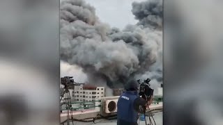 شاهد: لحظة سقوط صاروخ بالقرب من مكتب بي بي سي في غزة | بي بي سي نيوز عربي