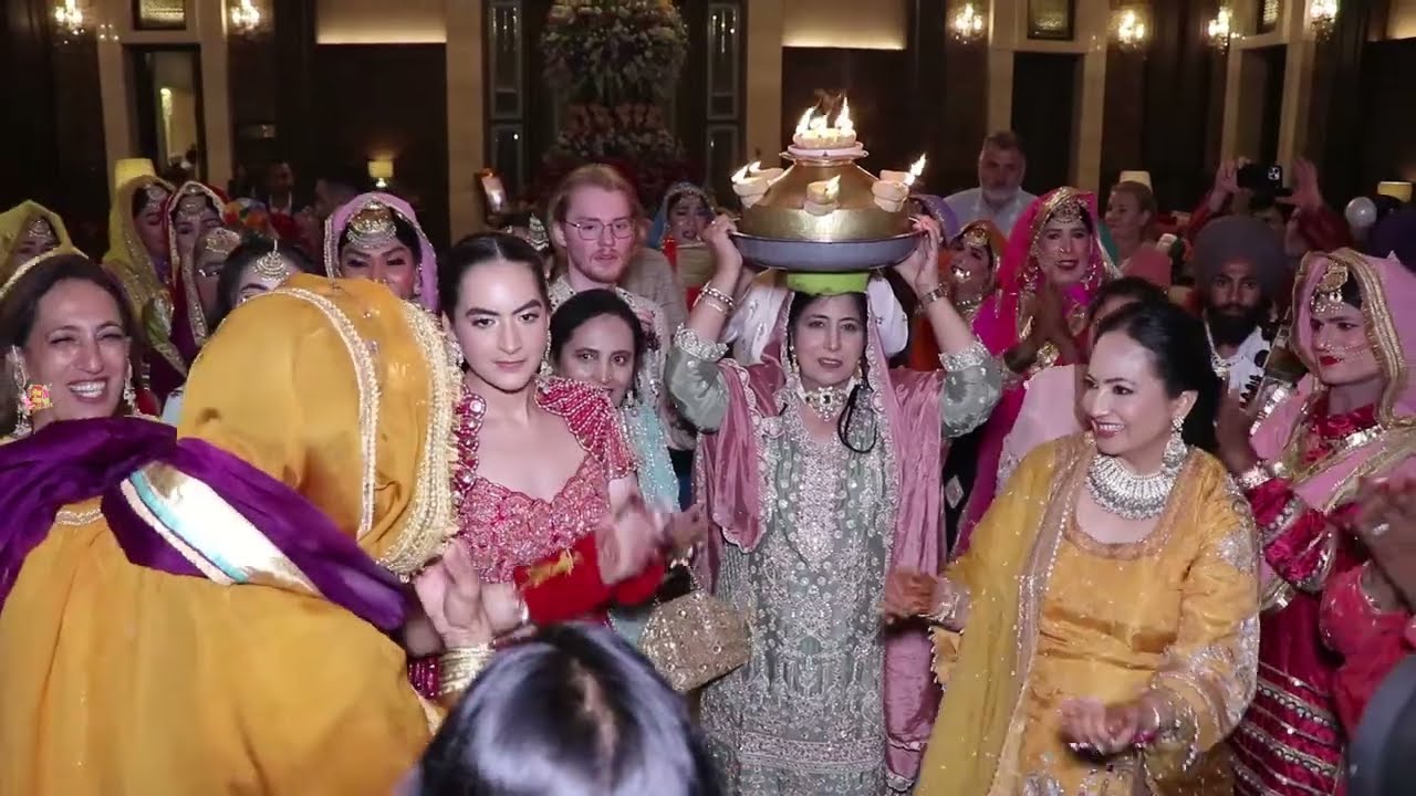 KUDI DE GORE PRAUHNE NE JADO GIDDHA PAYA (ਕੁੜੀ ਦੇ ਗੋਰੇ ਪਰਾਹੁਣੇ ਨੇ ਜਦੋਂ ਗਿੱਧਾ ਪਾਇਆ)