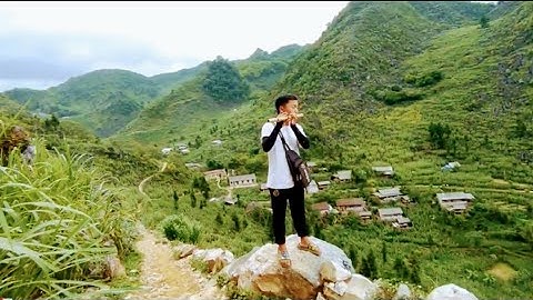 Chàng Trai Người Mông Thổi Sáo Cực Phiêu Tại Đỉnh Núi Đẹp Nhất Trên Cao Nguyên - Mí Hờ Hà Giang.