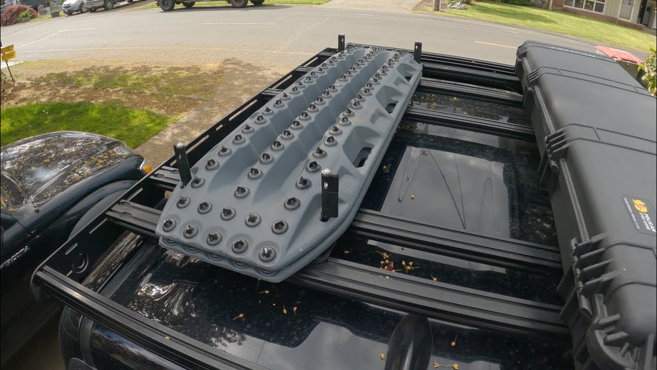 Maxtrax pins, cali raised universal brakets mounted on prinsu roofrack