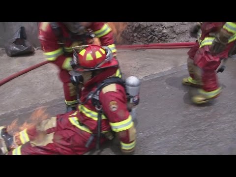 En video: bomberos son sorprendidos por columna de fuego en Perú