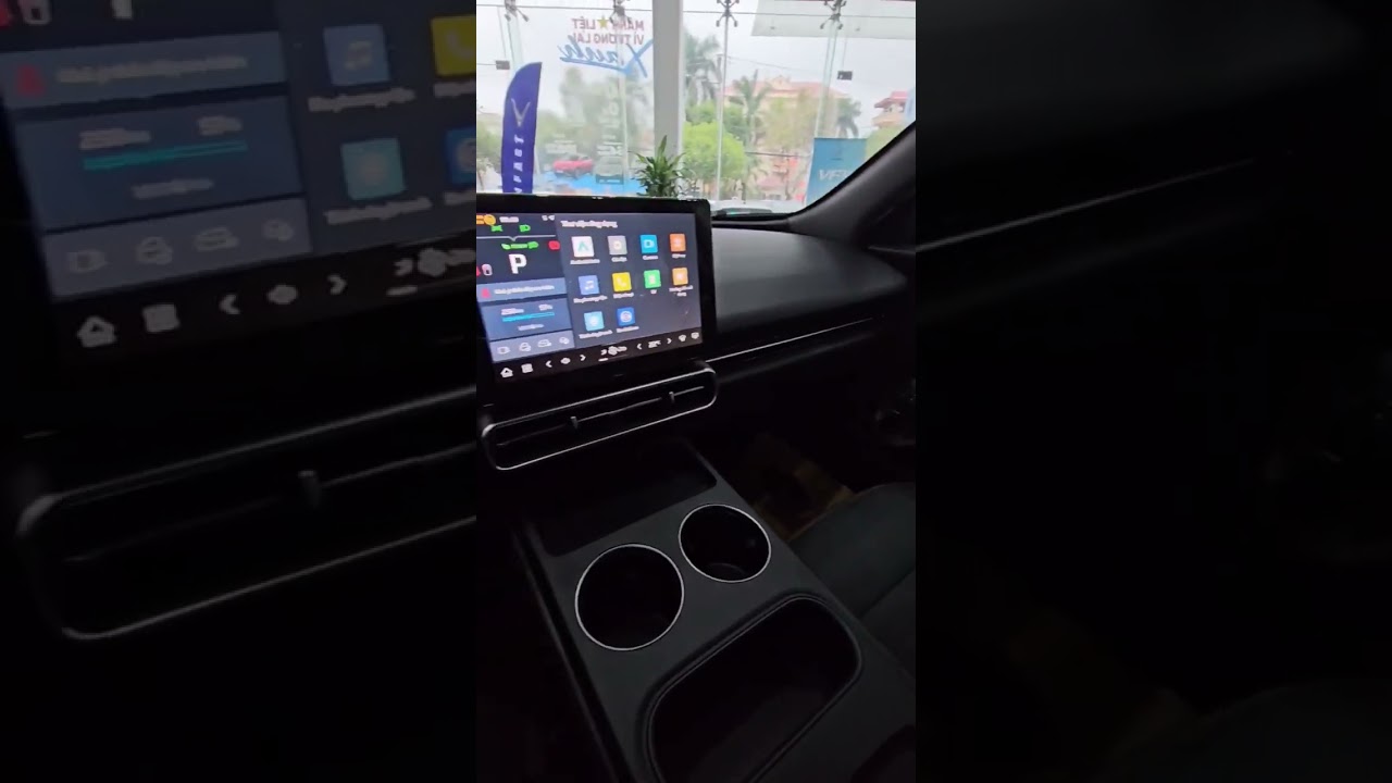 So sánh chi tiết Vinfast MPV 7 với Limo Green, xe MPV 7 có camera 360 hay không?