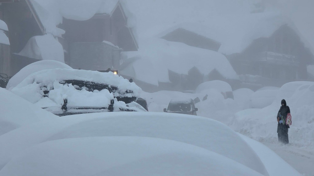 Сегодня во Франции царит хаос! 3 метра суперснежного шторма засыпали множество домов и автомобиле...