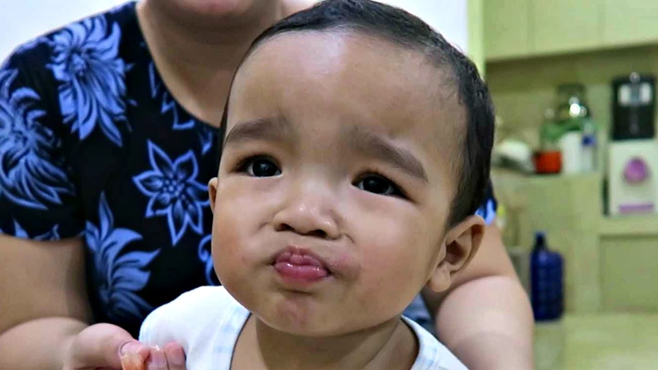 Video Reaksi Lucu Bayi Pertama Kali Makan Jeruk Bali Pomelo