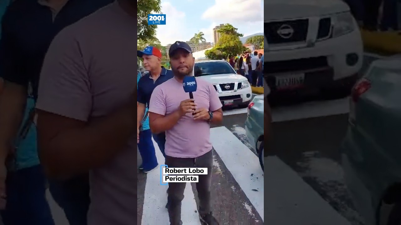 Ciudadanos esperan a María Corina Machado en las cercanías de la autopista Valle-Coche