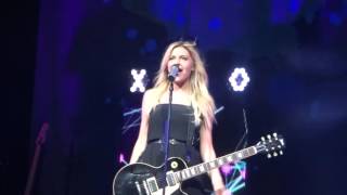 Kelsea Ballerini sings "XO" live at PNC Music Pavilion