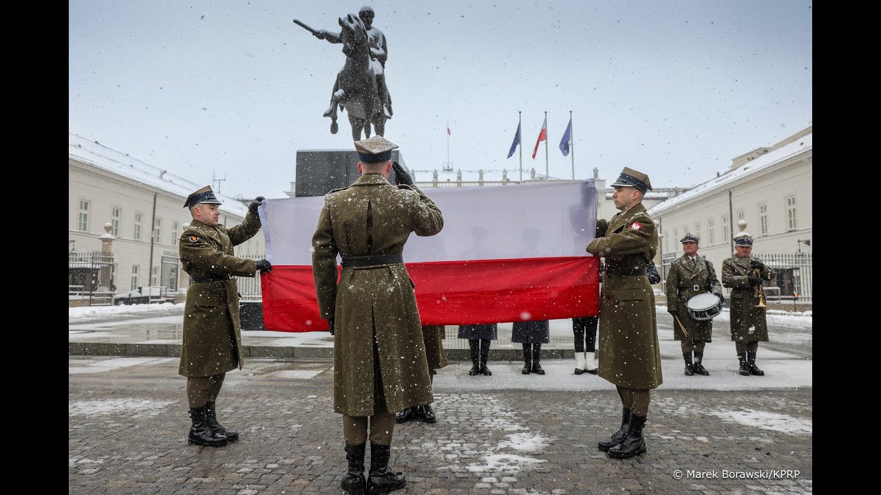Uroczysta zmiana flagi nad Pałacem Prezydenckim