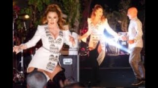 Kıbrısta Hadise Rüzgarı Hayranıyla Sahnenin Tozunu Attırdı