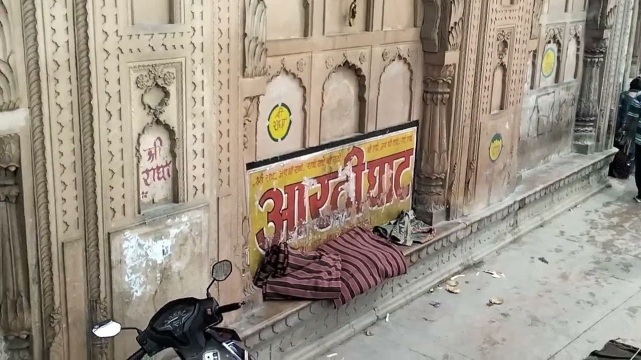 केशी घाट वृन्दावन यमुना जी पर भीड़ में साधु ने पकड़ा नागराज 