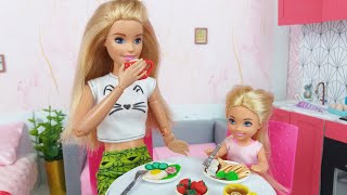 Mama doll and baby breakfast time in the toys kitchen! Dolls family Routine